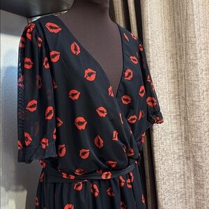 Stylish black and bold red lip print novelty short sleeve dress. Size L/XL.
